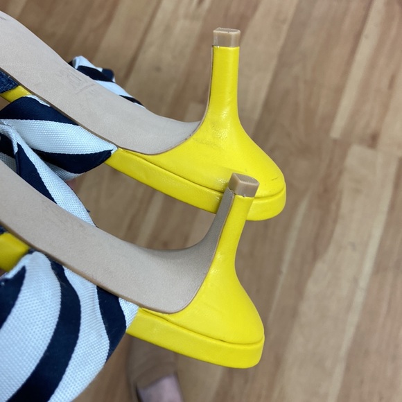 CAbi #6022 Bow Kitten Heel Mule Shoes Navy Yellow
Size 8 NWOT - Picture 5 of 6